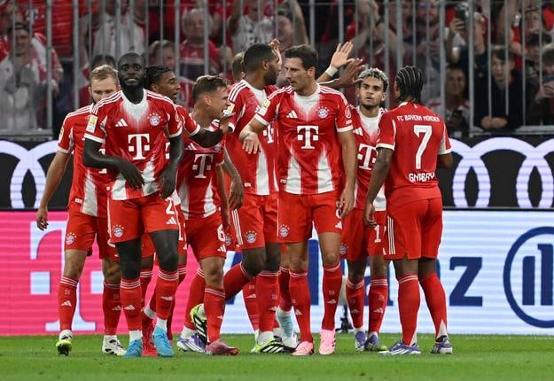 Hráč Bayernu Luis Diaz (druhý sprava) oslavuje po tom, ako skóroval proti Lipsku v zápase 1. kola nemeckej Bundesligy  Bayern Mníchov - RB Lipsko v Mníchove.