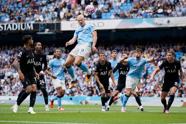 Erling Haaland hlavičkuje na bránku Tottenhamu.
