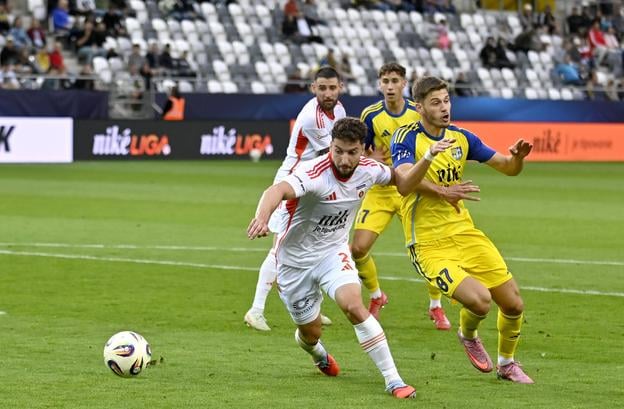Alexander Mojžiš (vľavo) a Vladimír Perišič bojujú o loptu v zápase 5. kola futbalovej Niké ligy FC Košice - MFK Ružomberok.