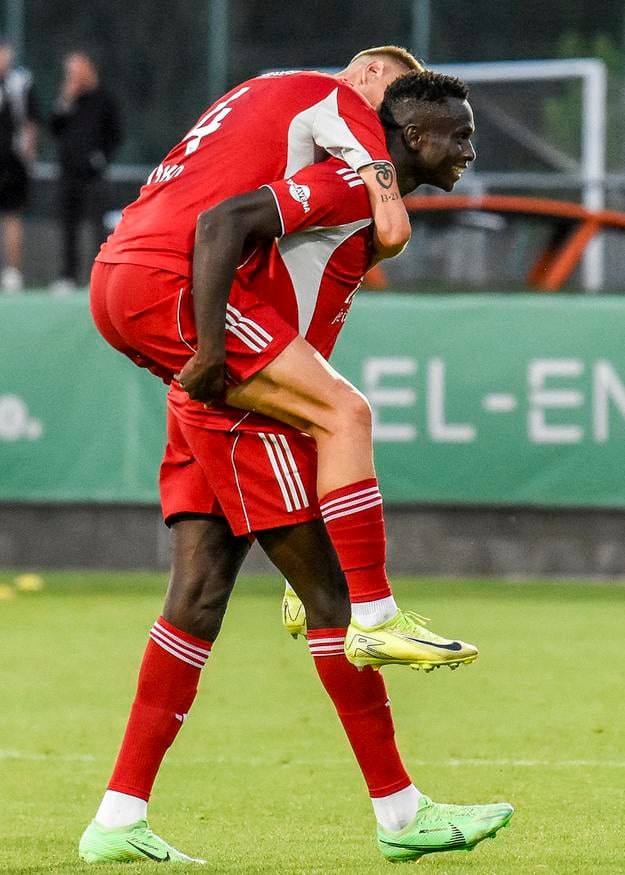 Senegalčan Landing Sagna sa teší z vyrovnávajúceho gólu Prešova v Skalici.