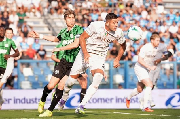 Lorenzo Lucca (vpravo) bojuje o loptu s hráčom Sassuola Filippom Romagnom. Zo stretnutia talianskej Serie A Sassuolo - Neapol.