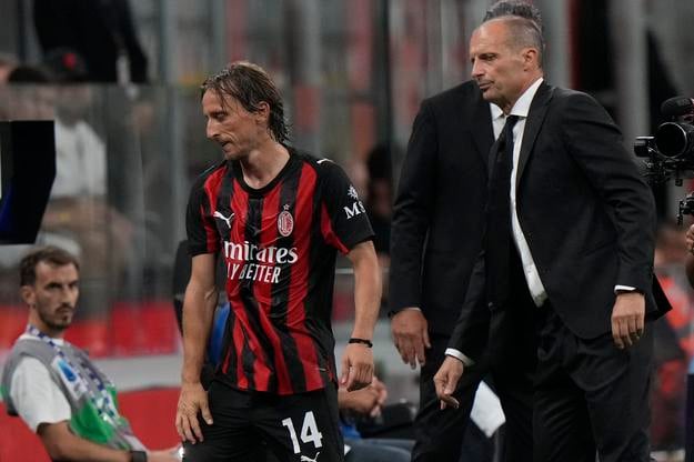 Luka Modrič si takto súťažný debut v Serii A nepredstavoval. AC Miláno doma nečakane podľahlo Cremonese.