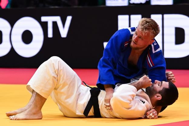 Slovenský džudista Alex Barto (hore) v súboji s Michailom Igolnikovom na MS v džude v Budapešti, v júni 2025.