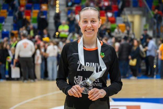 Nikola Dudášová (Brno) so striebornou medailou po treťom finálovom zápase play off českej ženskej basketbalovej ligy USK Praha - BK Žabiny Brno v Prahe.