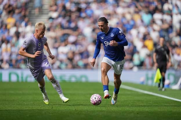 Jan Paul van Hecke z Brightonu bráni Jacka Grealisha.