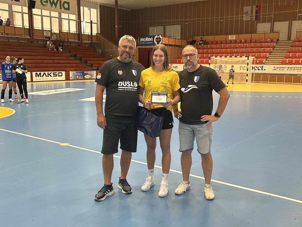 Najlepšia hráčka medzinárodného turnaja hádzanárok Duslo Cup 2025 v Šali Eliška Desortová z HC DAC Dunajská Streda s trofejou a predstaviteľmi domáceho klubu.