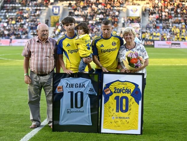 Dlhoročný hráč a legenda klubu MFK Zemplín Michalovce Igor Žofčák (druhý sprava), ktorý nastúpil na svoj posledný zápas v kariére, pózuje so svojimi synmi a rodičmi pred duelom 5. kola futbalovej Niké ligy MFK Zemplín Michalovce - Slovan Bratislava v Michalovciach v nedeľu 24. augusta 2025.