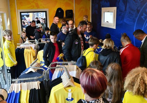 O návštevu fanshopu bol veľký záujem.