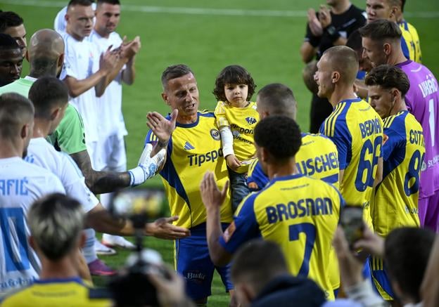Hráči oboch tímov vytvorili špalier, v ktorom sa pozdravili s legendárnym futbalistom.
