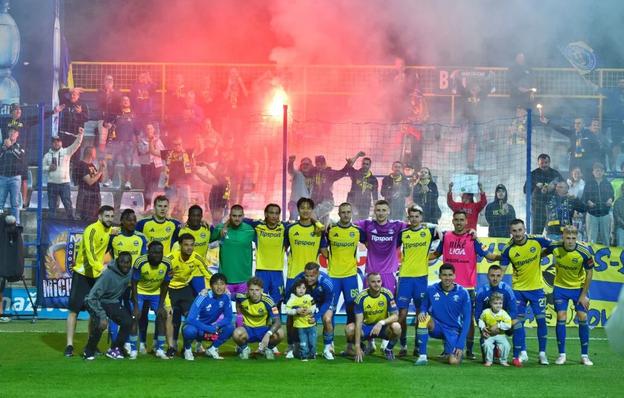 Spoločná fotografia celého michalovského tímu pred fanklubom.