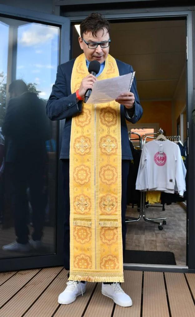 Nové priestory požehnal aj kňaz.