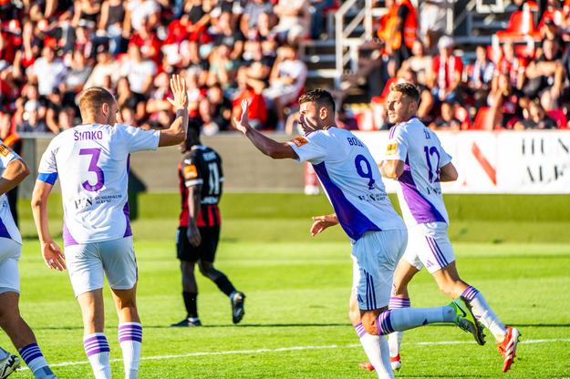 Martin Boďa (vpravo) znížil na začiatku druhého polčasu na 1:3, Komárnu to však proti Trnave na body nestačilo.