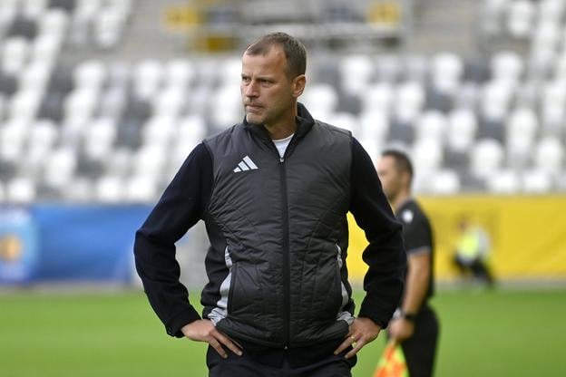 Na snímke tréner MFK Ružomberok Ondřej Smetana sleduje zápas 5. kola futbalovej Niké ligy FC Košice - MFK Ružomberok v Košiciach v sobotu 23. augusta 2025.