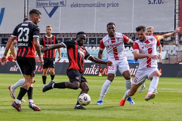 Philip Azango (v strede) sa snaží zakončiť pred bránkou Trenčína.