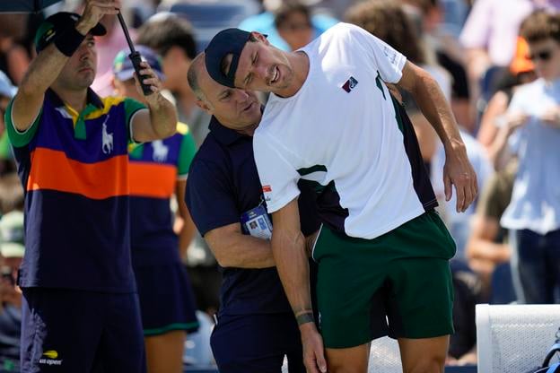 Maďarský tenista Márton Fucsovics počas ošetrenia v zápase 1. kola mužskej dvojhry proti Kanaďanovi Denisovi Shapovalovi na turnaji US Open v New Yorku.