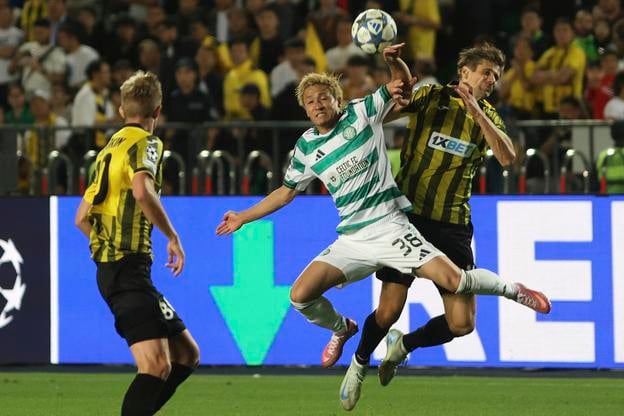 Daizen Maeda bojuje o loptu s Aleksandromn Martynovičom v súboji Kajrat Almaty - Celtic Glasgow.