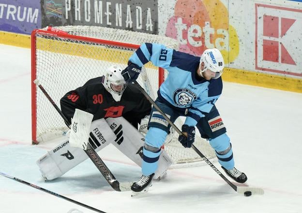 Brankár Pavel Jekel (Chomutov) a Tomáš Hrnka (Nitra) v prípravnom zápase pred začiatkom Tipsport ligy medzi HK Nitra a Piráti Chomutov.