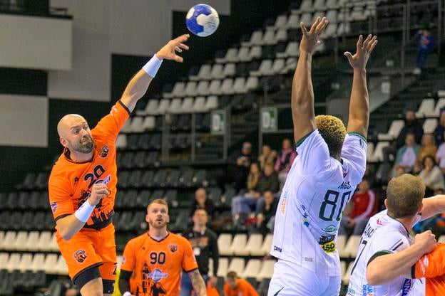 Tomáš Urban sa s košickým dresom rozlúčil v záverečnom kole nadstavbovej časti uplynulého ročníka Niké Handball extraligy, v ktorom nastrieľal majstrovskému Tatranu Prešov 10 gólov.