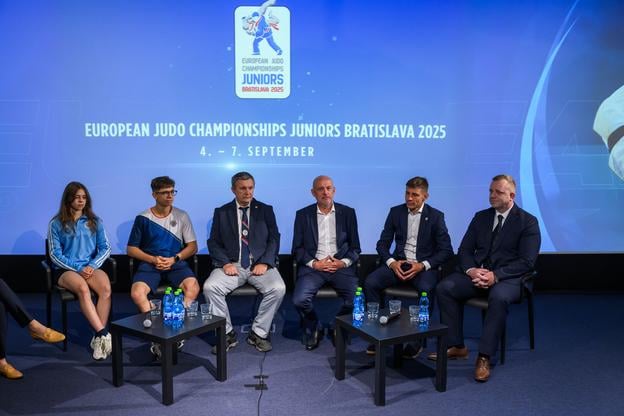 Zľava slovenskí džudisti Patrícia Tománková, Jozef Tománek najml., predseda SZJ  ⁠Anton Pospíšek, prezident SOŠV Anton Siekel, tréner Jozef Tománek ml. a  generálny riaditeľ sekcie športu Ministerstva cestovného ruchu a športu Tomáš Červeňák počas tlačovej konferencie v Bratislave.
