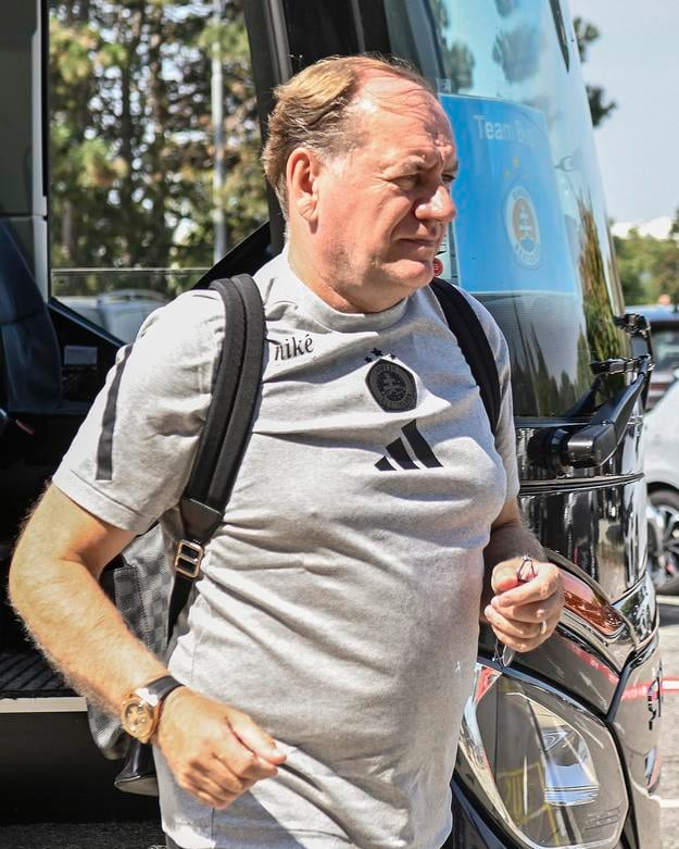 Tréner Vladimír Weiss počas odletu do Bernu.