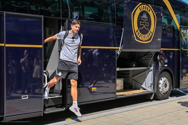 Brankár Dominik Takáč na ceste do švajčiarskeho Bernu.