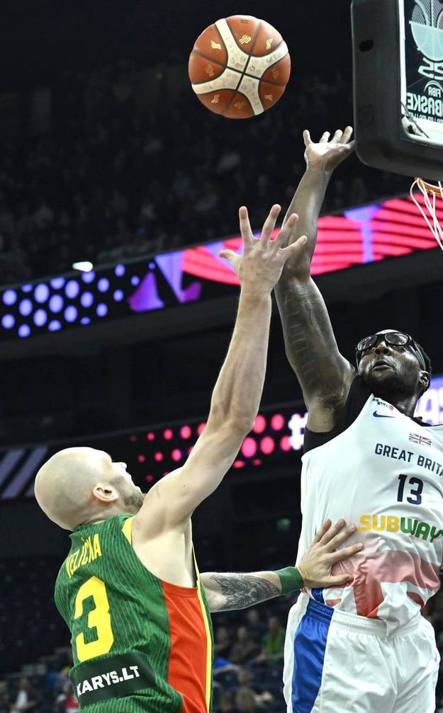 Litovčan Arnas Velicka, v súboji s Britom Jubrilom Belom. Zo zápasu B-skupine ME basketbalistov Litva - Veľká Británia vo fínskom Tampere.