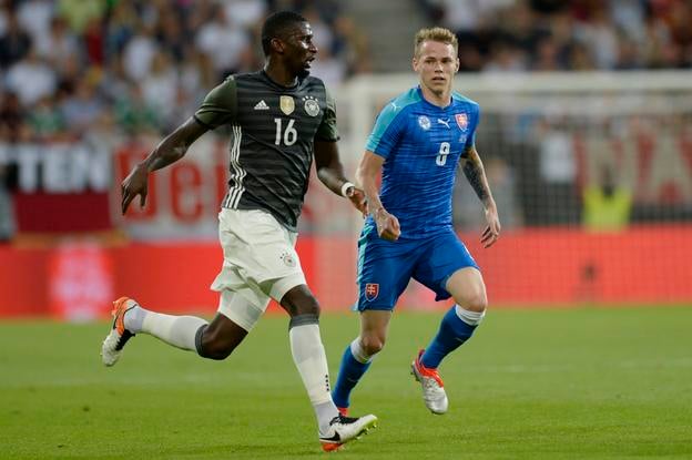 Ondrej Duda (Slovensko) a Antonio Rüdiger počas prípravného zápasu Nemecko  - Slovensko v Augsburgu, v máji 2016.