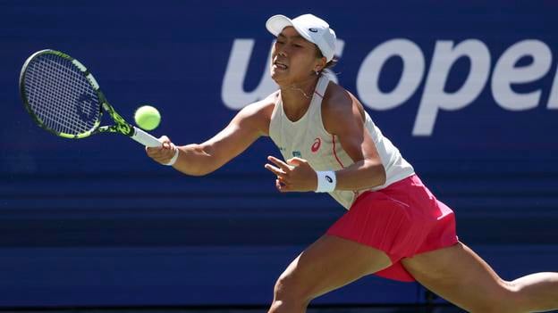 Domáca americká tenistka Janice Tjenová odvracia úder Britky Emmy Raducanuovej v zápase 2. kola ženskej dvojhry na záverečnom grandslamovom turnaji US Open v New Yorku.