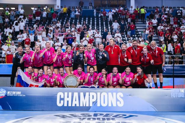 Víťazný tím hádzanárskych kadetiek Slovenska po triumfe na ME hráčok do 17 rokov v čiernohorskej Podgorici. Kanonierka Mária Bartková v hornom rade štvrtá zľava.