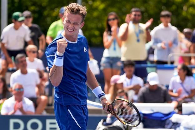 Český tenista Jiří Lehečka sa teší z výhry nad Argentínčanom Tomasom Martinom Etcheverrym po zápase 2. kola mužskej dvojhry na turnaji US Open v New Yorku.