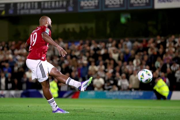 Bryan Mbeumo zahadzuje penaltu proti Grimsby Town.