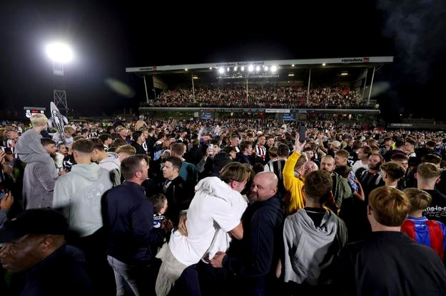 Fanúšikovia Grimsby Town oslavujú postup a vyradenie Manchestru United.