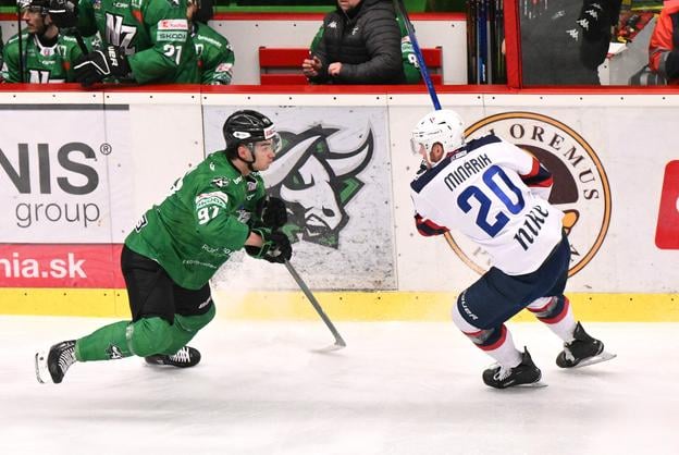 Zľava Richard Ondrušek (Nové Zámky) a Jakub Minárik (Bratislava) v zápase vlaňajšej Tipos extraligy Nové Zámky - Slovan Bratislava.