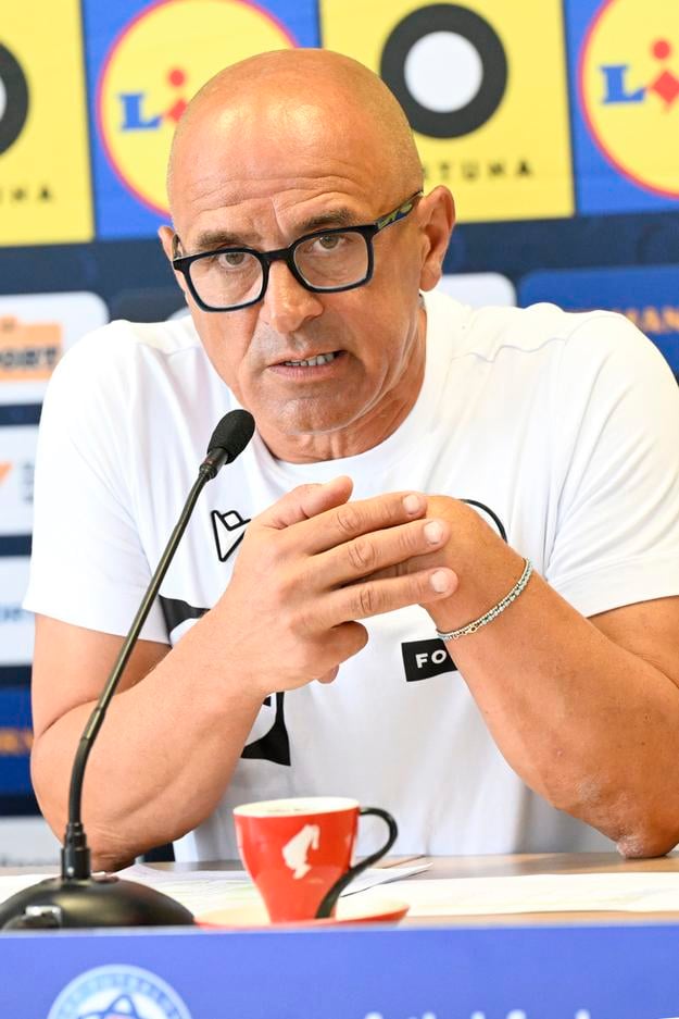 Tréner slovenskej futbalovej reprezentácie Francesco Calzona na tlačovej konferencii v Bratislave-