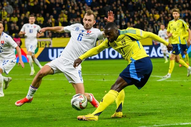 Norbert Gyömbér (Slovensko) a Ken Sema (Švédsko) počas zápasu 5. kola C-divízie Ligy národov Švédsko - Slovensko, v novembri 2024 v Štokholme.