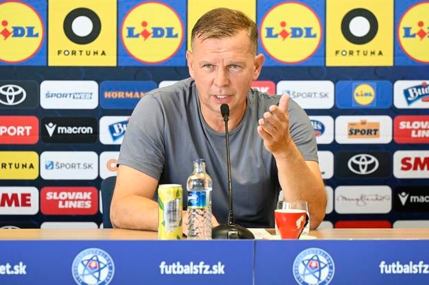 Jaroslav Kentoš oznamuje nomináciu na úvodné septembrové zápasy kvalifikácie ME U21 2027 proti Andorre a Moldavsku na tlačovej konferencii v Bratislave.