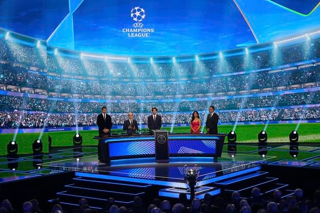 Zlatan Ibrahimovič (vľavo), sekretár UEFA Giorgio Marchetti a Brazílčan Kaká  (v strede) počas žrebu skupinovej fázy Ligy majstrov vo futbale v Monaku.