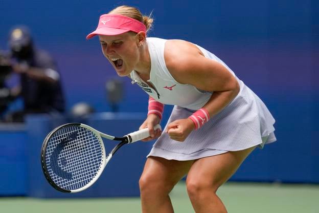 Holandská tenistka Suzan Lamensová sa teší po víťaznej výmene proti Poľke Ige Swiatekovej v zápase 2. kola ženskej dvojhry na grandslamovom turnaji US Open v New Yorku.