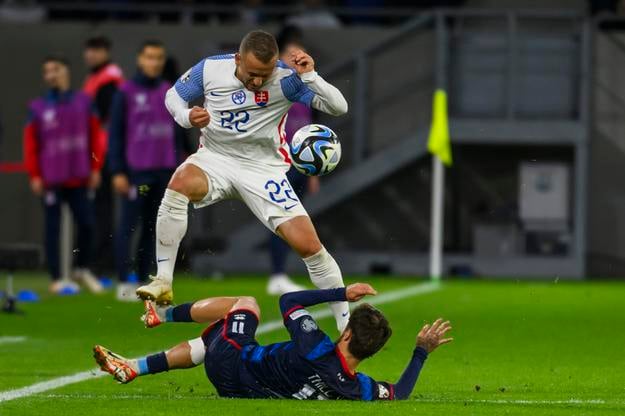 Stanislav Lobotka (Slovensko) a Vincent Thill (Luxembursko) v zápase J-skupiny kvalifikácie ME 2024 vo futbale Luxembursko - Slovensko v Luxemburgu, v októbri 2023.