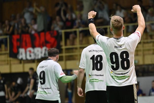 Hráči Topoľčian sa tešia z víťazstva po zápase 1. kola Niké Handball Extraligy na palubovke ŠKP Bratislava.