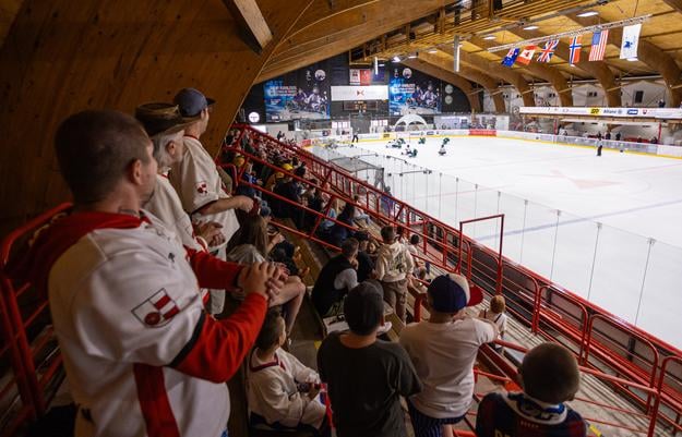 Fanúšikovia sledujú zápas o 5.miesto na MS medzi Výberom sveta a Austráliou.