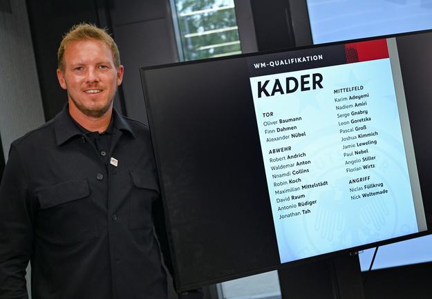 Tréner nemeckej futbalovej reprezentácie Julian Nagelsmann sa usmieva počas tlačovej konferencie po zverejnení nominácie na zápasy kvalifikácie na MS 2026.