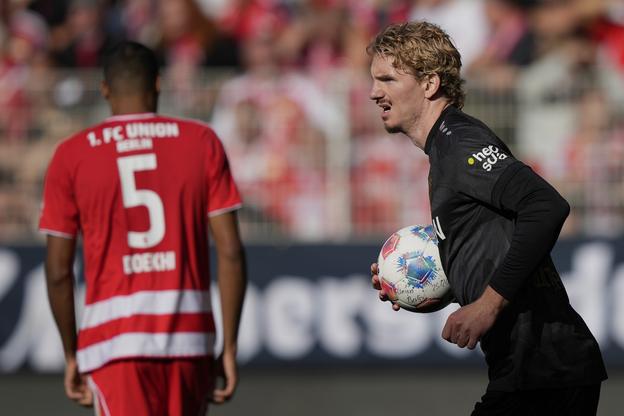 Na archívnej snímke z 23. augusta 2025 futbalista Stuttgartu Nick Woltemade (vpravo) v zápase 1. kola nemeckej Bundesligy FC Union Berlín - VfB Stuttgart v Berlíne.