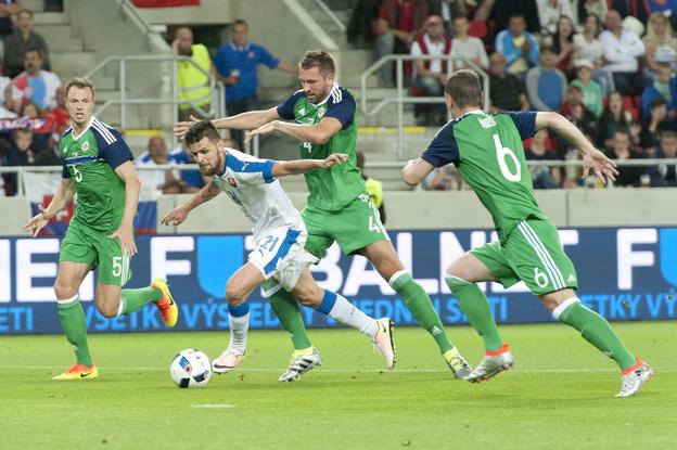 Zľava Jonny Evans (Sev. Írsko), Michal Ďuriš (SR), Gareth McAuley a Chris Baird (obaja Sev. Írsko) v poslednom prípravnom futbalovom stretnutí Slovensko - Severné Írsko 4. júna 2016 v Trnave pred odchodom na EURO2016 vo Francúzsku.