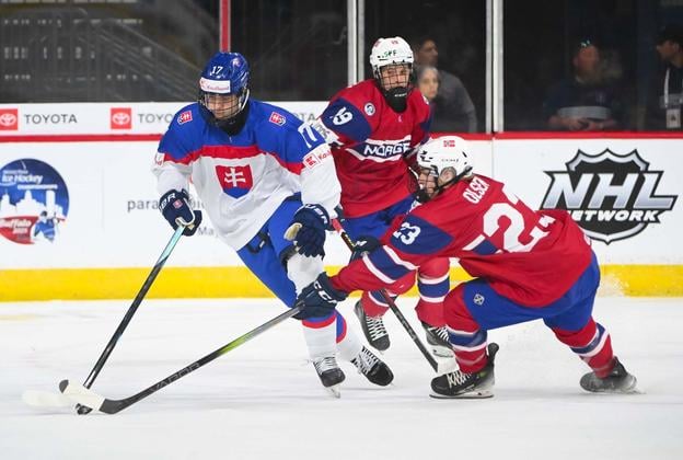 Matúš Lisý (s pukom) reprezentoval Slovensko na MS do 18 rokov. Teraz mieri prvýkrát do zámorskej ligy.