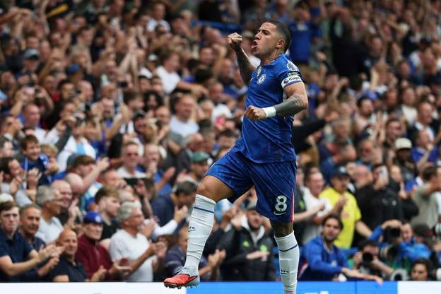 Enzo Fernandez z Chelsea oslavuje gól v sieti Fulhamu.