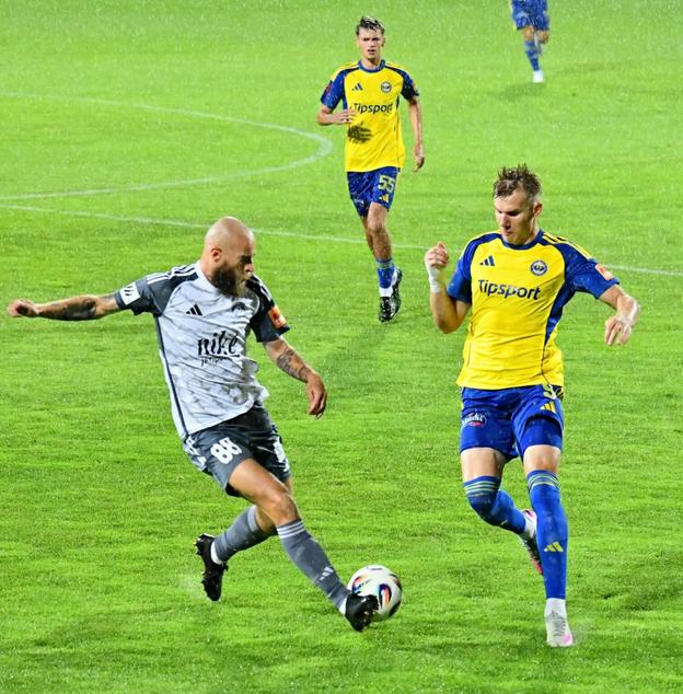 S loptou podbrezovský stopér Branislav Niňaj.