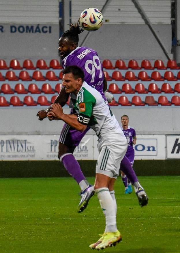 Elvis Mashike v hlavičkovom súboji s Oliverom Podhorínom zo Skalice.