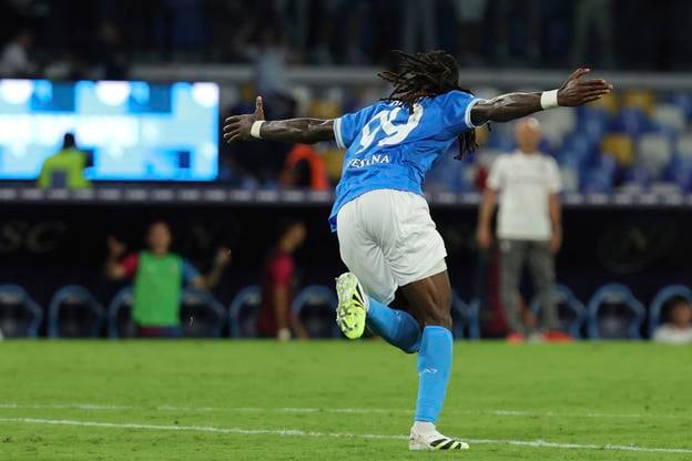 Andre-Frank Zambo Anguissa oslavuje víťazný gól do siete Cagliari. Padol v posledných sekundách nastavenia.