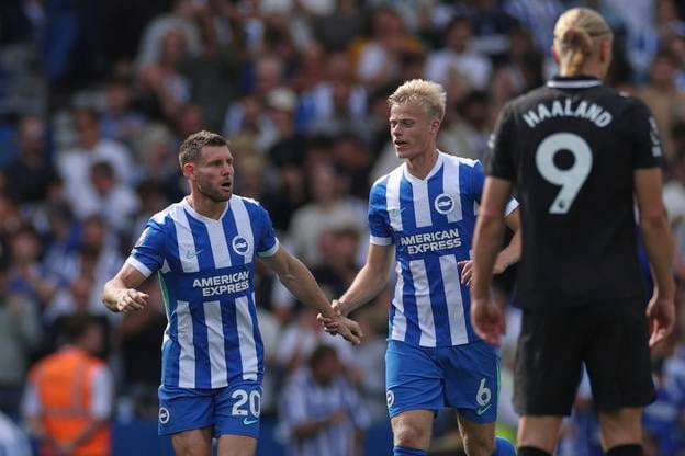 James Milner z Brightonu (vľavo).